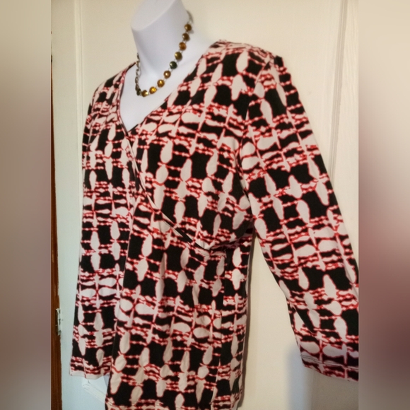 🛍️ BUNDLE ONLY 🛍️Lark Lane Chic Black and Red Patterned Blouse - Picture 2 of 6